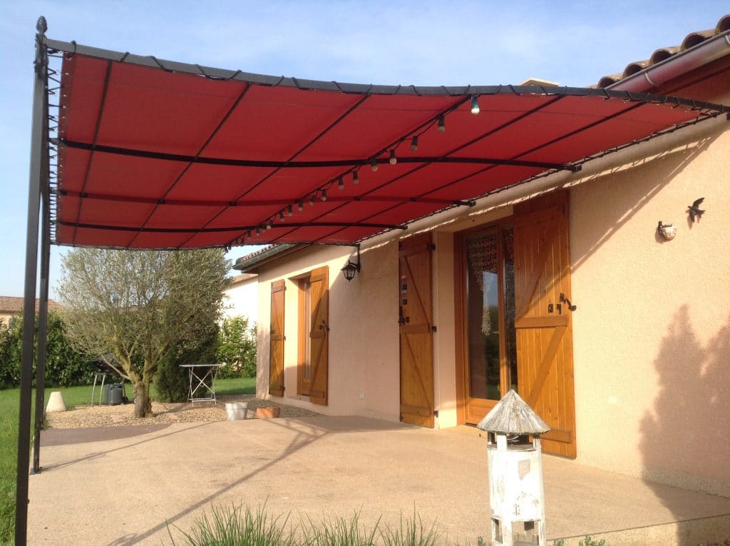 Pergola rouge sur terrasse maison