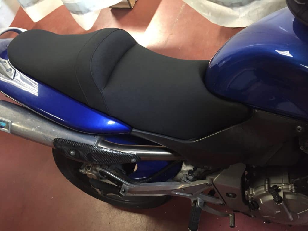 La selle est remonté sur la moto en atelier